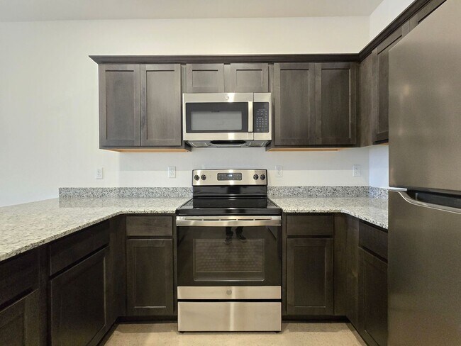 Building Photo - HUGE RENT REDUCTION & AMAZING MOVE IN SPECIAL!