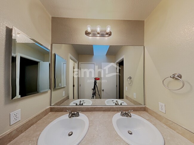 Building Photo - 2108 Hibbard Ln