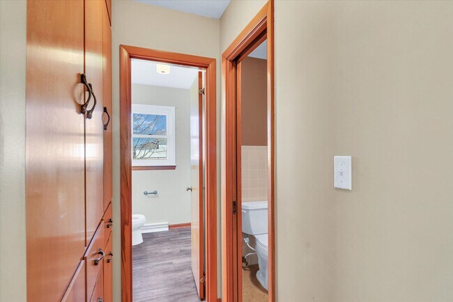 Building Photo - 220 Ivanhoe Way