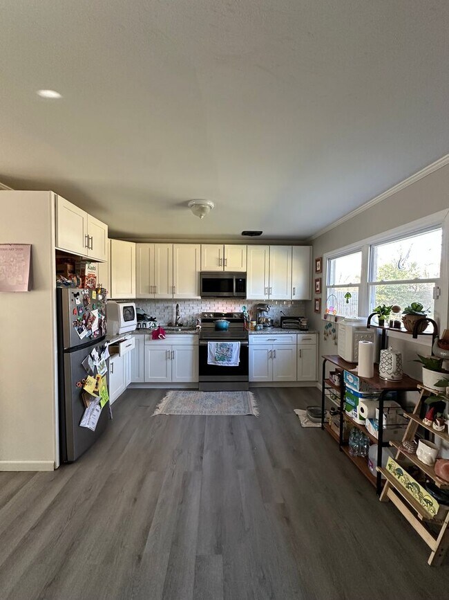 Building Photo - 4 Bedroom house on the East-side, Move-in August 10th 2026