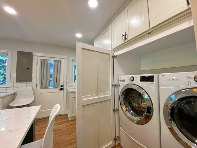 Building Photo - Gorgeous 2 bed home on the lake!!!