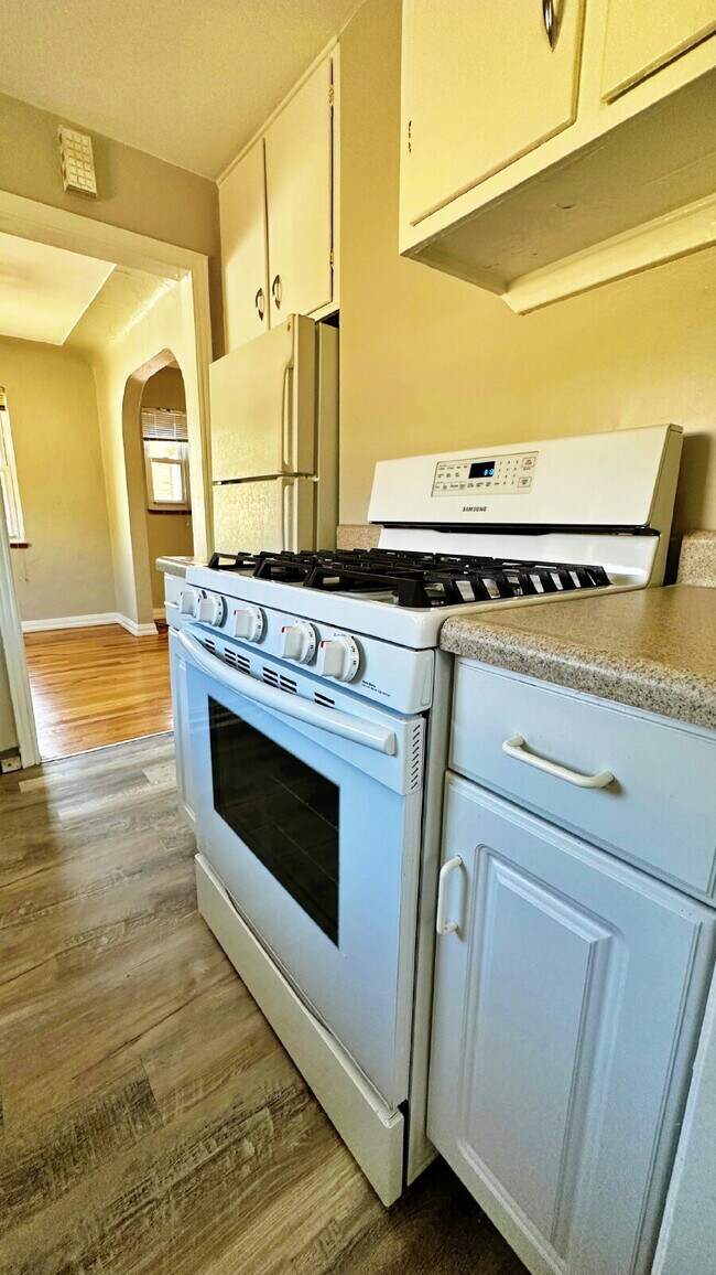Building Photo - Lovely Mid Century 2 Bed 1 Bath Courtyard Row Home in the Heart of Denver!