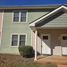 Building Photo - 2 Bedroom Townhome conveniently located near the interstate, hospital, airport, entertainment and...