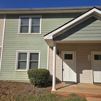 Building Photo - 2 Bedroom Townhome conveniently located near the interstate, hospital, airport, entertainment and...