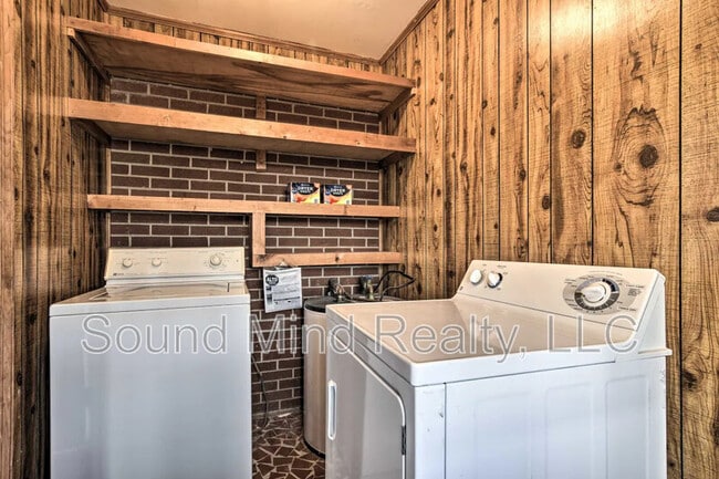 Building Photo - 144 Parkwood Cir