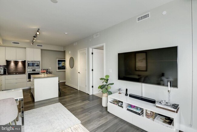 Building Photo - River-View 2BD Luxury Condo with Balcony and Parking!