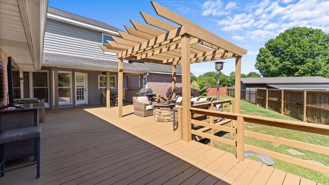 Building Photo - Spacious 5 Bed 4.5 Bath Available July 2026