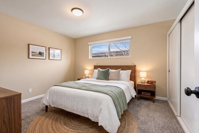 Building Photo - North Beacon Hill 1 Bedroom Apartment for Rent | Beacon Hill Light Rail Access, Balcony, Hardwood...