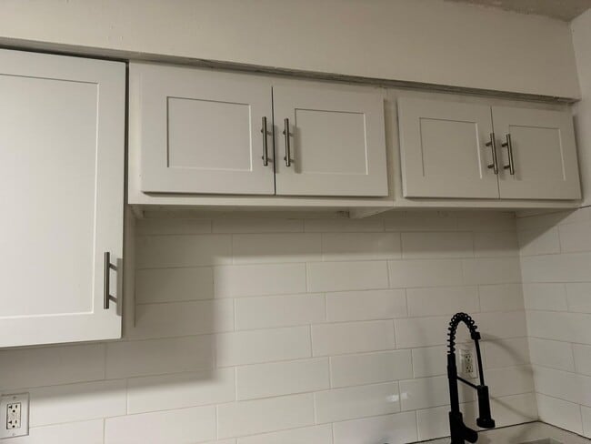 Building Photo - 5/2. Available Now Tampa ! Ask about specials