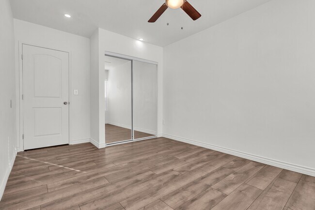Building Photo - 1621 W 122nd St