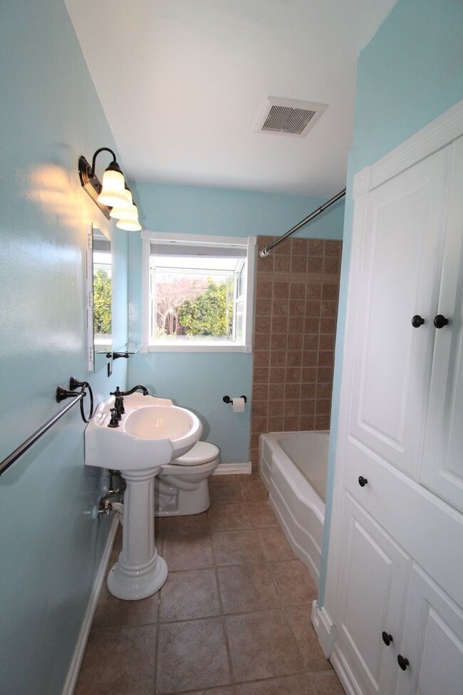 Building Photo - Quaint Midtown Ventura Home