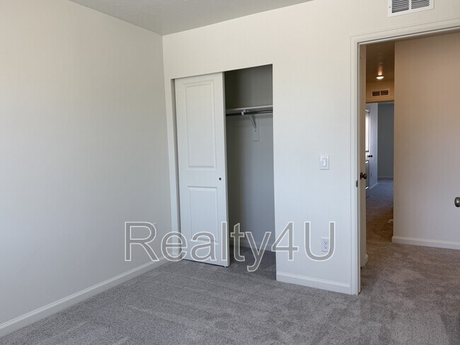 Building Photo - 203 E Arcade Dr