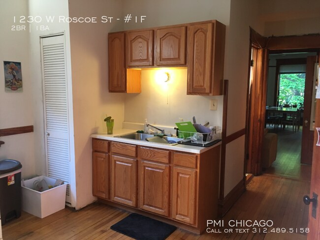 Building Photo - 1230 W Roscoe St