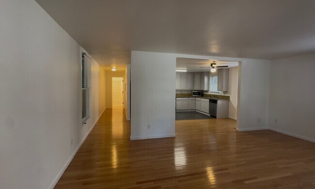 Building Photo - Spacious 1 Bedroom in Downtown Sacramento Where Convivence Is KEY! CALL Today To Schedule a Showing!