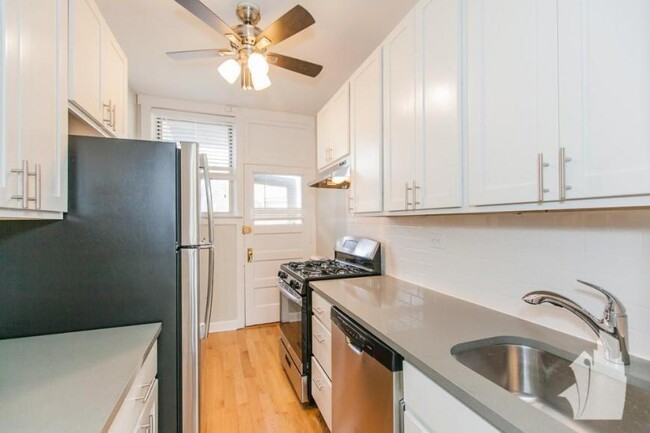 Building Photo - 1 bedroom in Chicago IL 60640