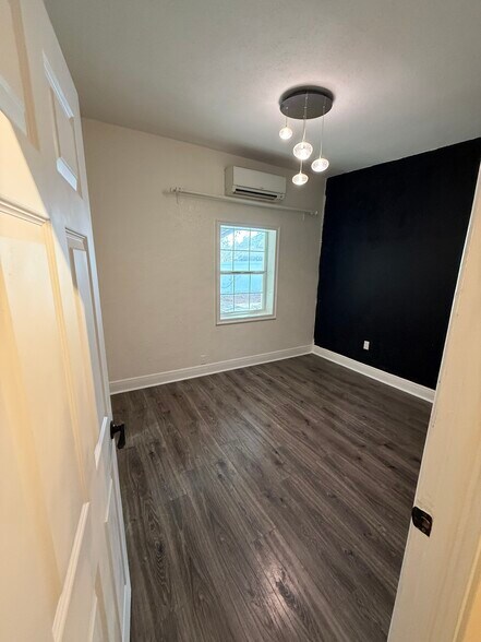 Building Photo - 940 W Fairbanks Ave