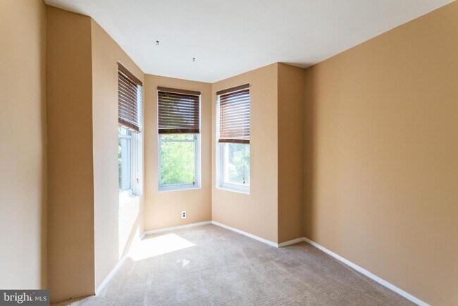 Building Photo - 4651 Sheldon St
