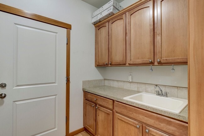 Building Photo - 3-bedroom, 2-bathroom single-level home