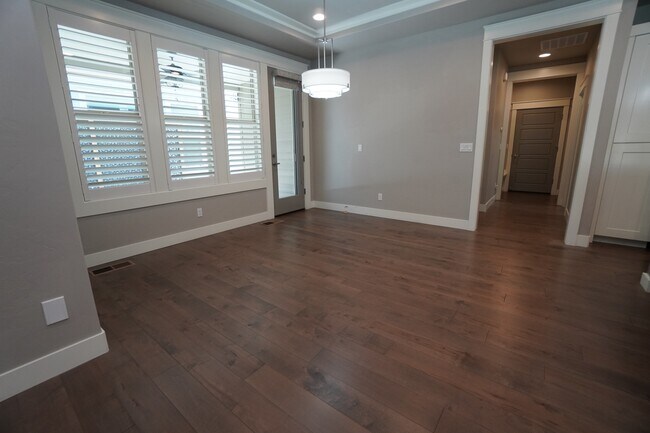 Building Photo - 407 W Pavilion Ln