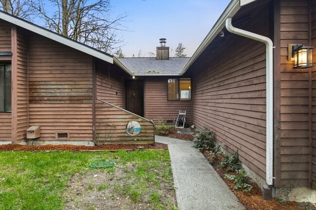 Building Photo - ONE LEVEL LIVING in Peaceful & Private Location!