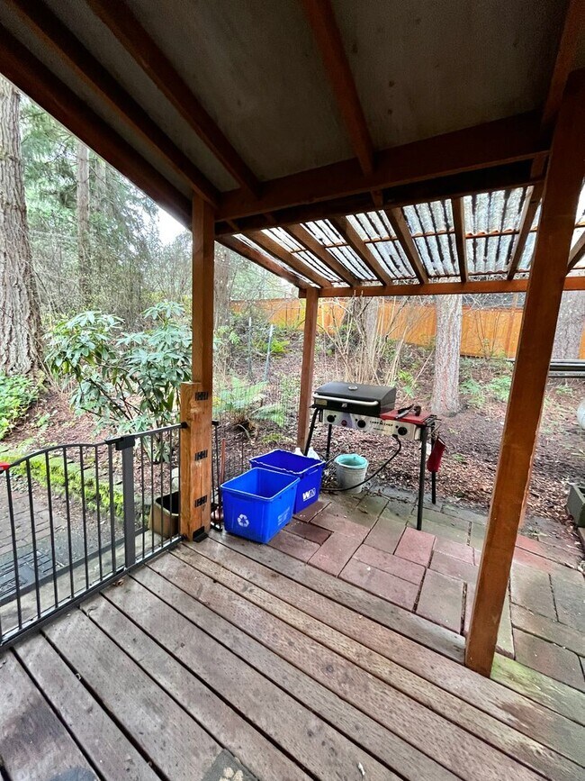 Building Photo - Well Maintained, Cozy, Furnished, Hansville Home on 3/4 Acre Lot!