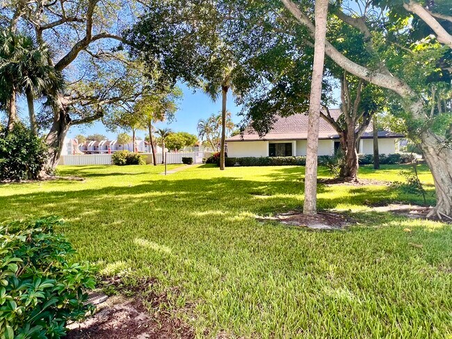 Building Photo - 2865 SW 22nd Ave