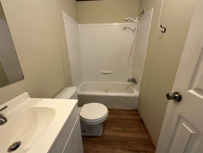 Building Photo - 133 Country Oaks St