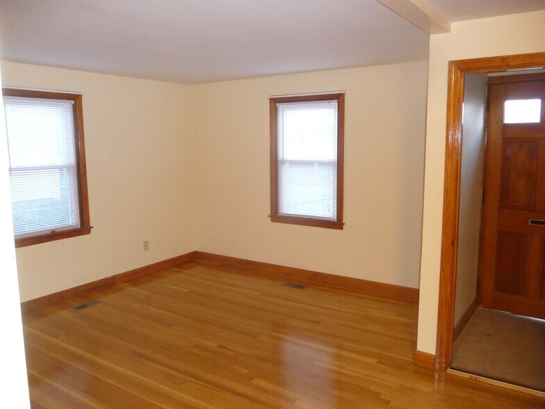 Building Photo - 213 Suffolk Ave