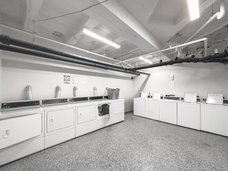 Building Photo - 3335 W Diversey Ave