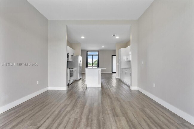 Building Photo - 444 E 16th St