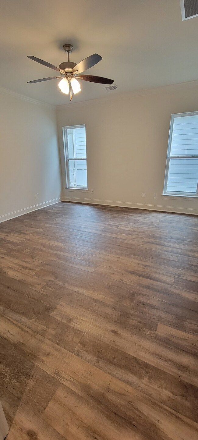 Building Photo - 204 Bennington Ln