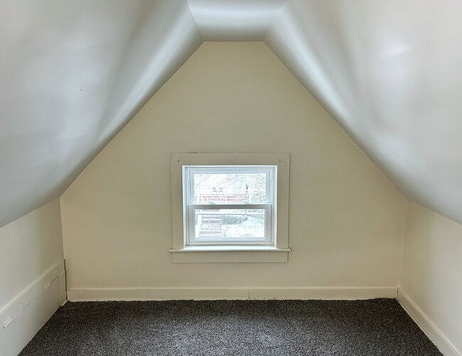 Building Photo - Recently Updated first floor apartment within walking distance to Main St  Grove City !