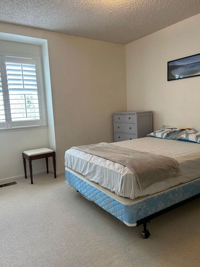 Building Photo - 3 Bed / 2.5 Bath Fully Furnished SFH, AVAI...