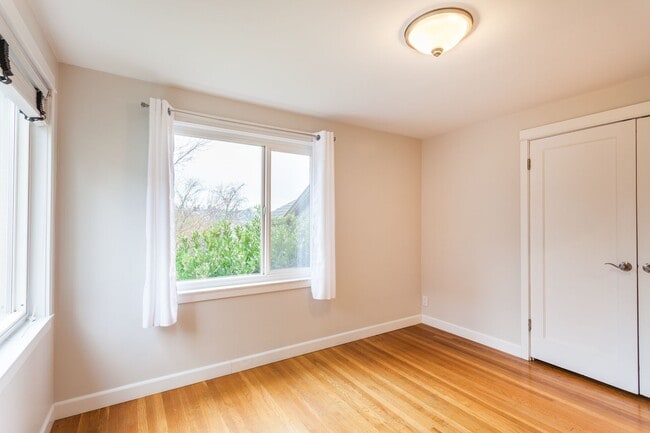 Building Photo - Beautiful 4 Bedroom Home in Queen Anne!