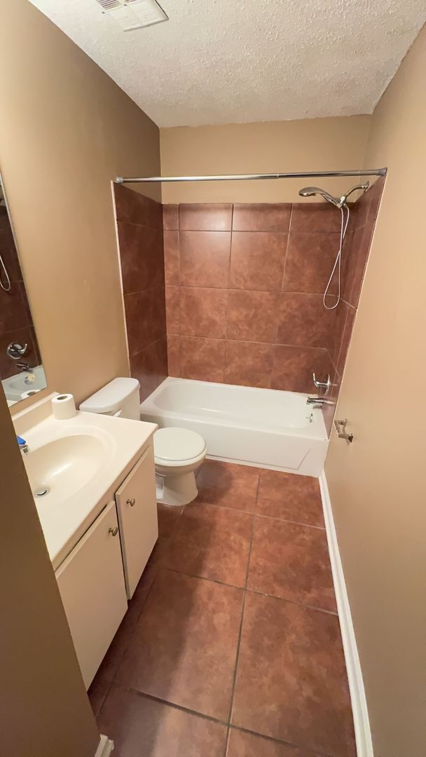 Building Photo - Comfy 3 bedroom 2 bath home