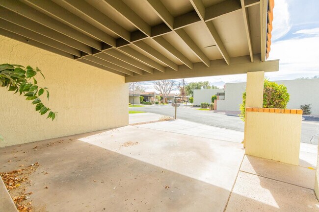 Building Photo - 2908 E Avenida Olivos