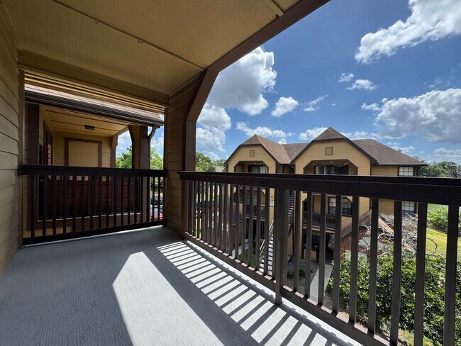 Building Photo - Altamonte Springs Top Floor Condo ~ Gated Waterfront Community ~ Must See!