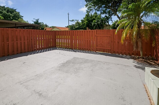 Building Photo - 5170 Tennis Ln