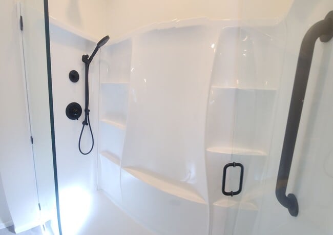 Building Photo - Well maintained 5 bedroom 2 bath with garage