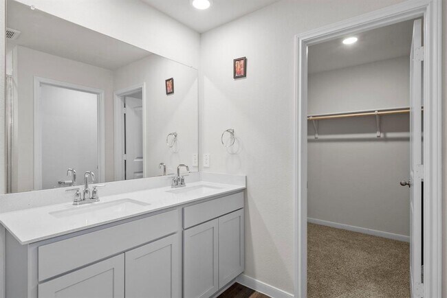 Building Photo - 320 Darwin Pl