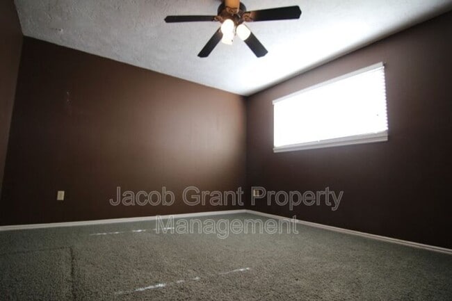 Building Photo - 360 N Fanning Ave