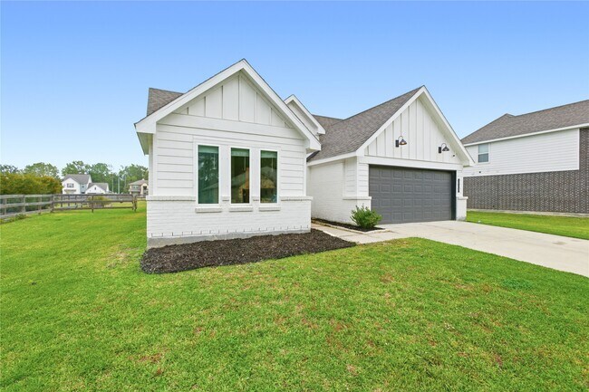 Building Photo - 130 Lk Wy Cir