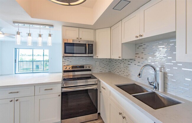 Building Photo - 651 Pine Dr