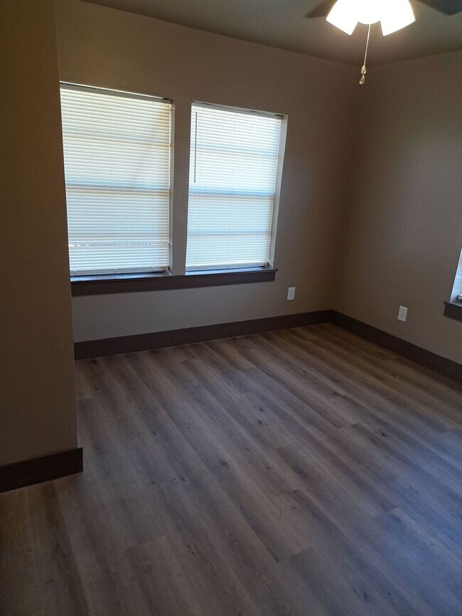 Building Photo - 523 E 8th St