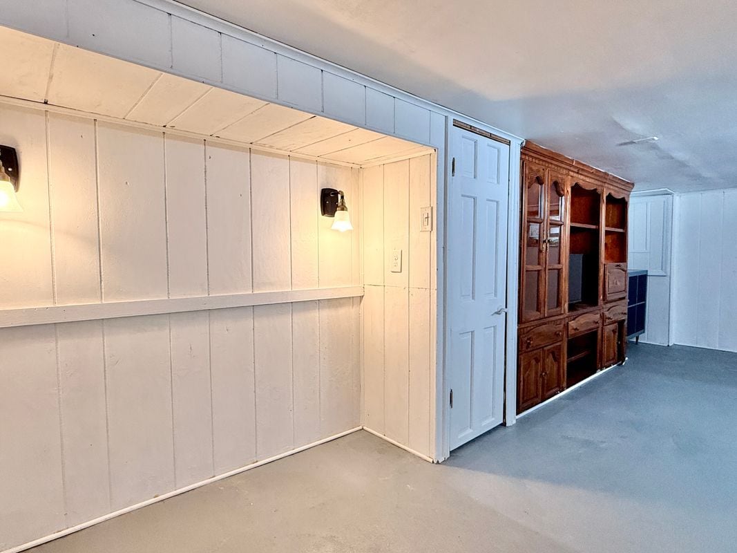 Building Photo - 7041 Harvey Ave