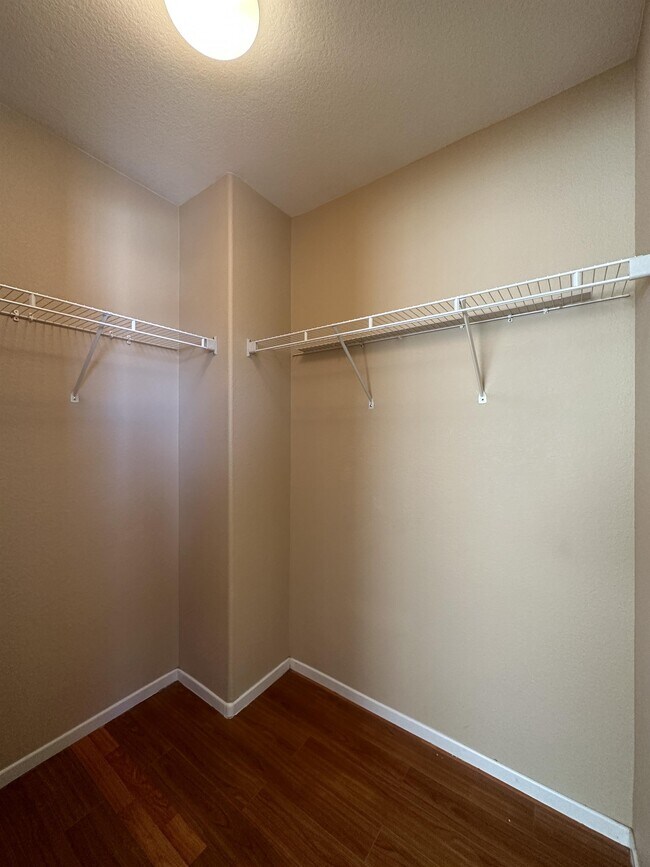 Building Photo - 5537 Spruce Hill Ct