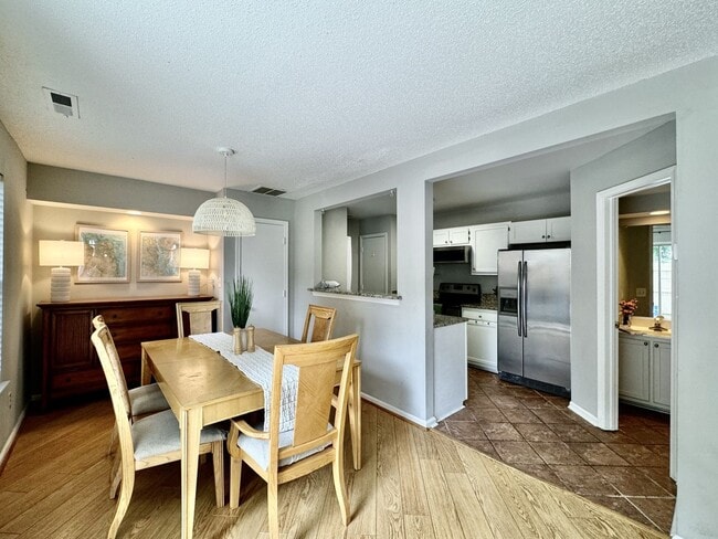 Building Photo - 2-Bedroom Condo Ready 08-01-24! Community ...