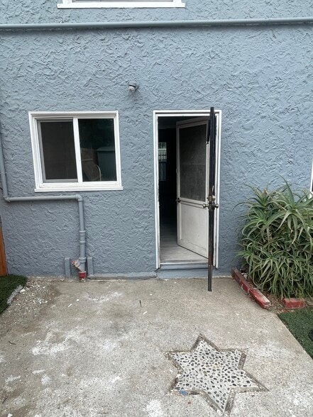 Building Photo - 335 N Palos Verdes St