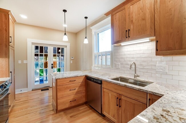 Building Photo - 557 S Grant Ave