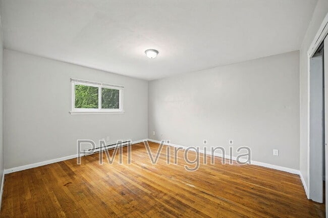 Building Photo - 2414 Courtney Ave